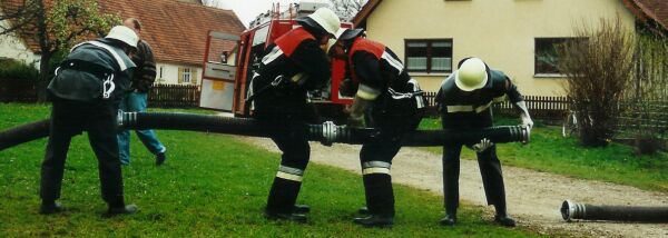 Kuppeln der Saugleitung beim Leistungsabzeichen